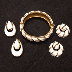 🛑SOLD🛑Gold & Ivory Enamel Clip-on Earrings (2 sets)🎉